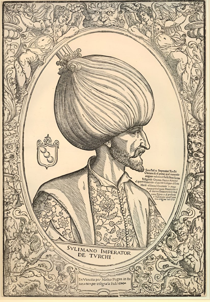 Muhteşem Süleyman'ın, bir aslan maskı ve iki kadın figürü içeren süslemeli bir çerçeve içindeki ovalde yer alan profilden portre büstü. 1540'lar, Ağaç baskı. Matteo Pagani