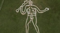 İngiltere'nin Çıplak Tebeşir Devi Cerne Abbas Restore Ediliyor!