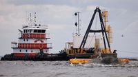 In Alabama, a dredging project in Mobile Bay brings together unlikely allies