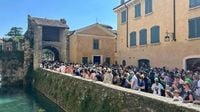 Overtourism a Sirmione, quasi 41mila visitatori in tre giorni