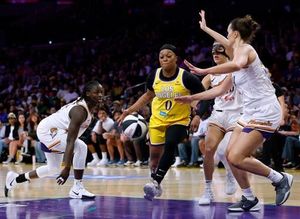 Sparks Lose Lead In Third Quarter Against Phoenix Mercury