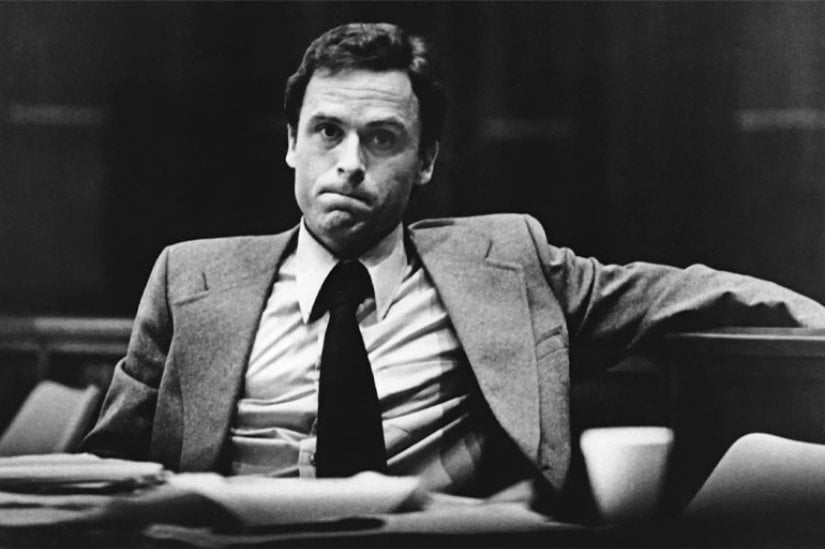 Cinayetler: 20 (Kanıtlanmış), 30 (İtiraf Edilen)    Seri katiller denilince ilk akla gelen isimlerden biri şüphesiz Ted Bundy oluyor. Sayısız belgesele, filme ve kitaba konu olan Ted Bundy, aynı zamanda bugüne kadarki en eğitimli ve sosyal seri katillerden birisi oluyor. 1974 ve 1978 yılları arasında 30 kişiyi öldürdüğünü itiraf eden Bundy, itiraflarından önce uzun bir süre kendi davası için savaşmış ve her şeyi inkar etmişti.    Bu savaşın bu denli uzamasının sebebi ise kendisinin de bir hukukçu olmasıydı. Seri katil tanımının ilk defa Ted Bundy için ortaya atıldığı da söylenir. Aslında oldukça normal bir çocukluk geçiren Ted Bundy, sosyal ve iyi görünümlü genç bir erkekti. Sürekli kız arkadaşları olurdu, birçok arkadaşı vardı ve ufak çapta da olsa tanınmış amatör bir politikacıydı.    Ted Bundy’nin içten içe büyüyen hastalıklı bir kadın düşmanlığı vardı. Bu hisleri ise Washington’da başlayıp birçok eyalete ve şehre uzanan; 30’dan fazla olduğu tahmin edilen cinayetlere yol açtı. Bundy genellikle iyi görünüşü sayesinde kadınlara yaklaşmayı ve aslında onları kaçırmadan ve zor kullanmadan öldürmeyi başardı.    Her türlü yolu deneyip yine de idam cezası aldıktan sonra kendisiyle röportaj yapmak isteyen gazetecilerin teklifini kabul eden Bundy, kendinden üçüncü bir şahıs olarak bahsederken işlediği 30 cinayeti itiraf etti. Yasal olarak ise sadece 20 cinayet kendisiyle ilişkilendirilebildi. Ted Bundy’nin işlediği düşünülen cinayetler de hesaba katıldığında ölen kişilerin sayısı 100’e yaklaşıyor.