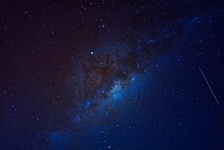 Karadelikler Galaksileri Bir Arada Mı Tutuyor ?