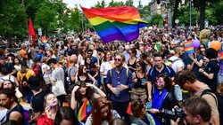 Non-Binary diye adlandırılan bi sınıf olması normal mi?