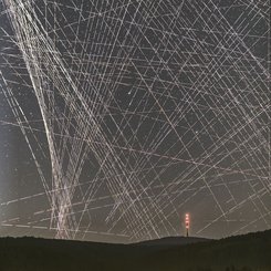 Uydu İzlerinin Ardında Kuyruklu Yıldız R3 PanSTARRS