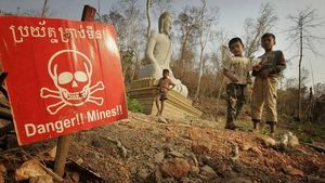 US Renews Demining Aid To Cambodia Amid Tensions