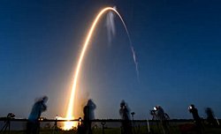 SpaceX, Florida'daki Kennedy Uzay Merkezi'nden Üç Çekirdekli Falcon Heavy'yi Fırlattı