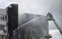Un aparatoso incendio devora parte de un edificio de viviendas en Castellón