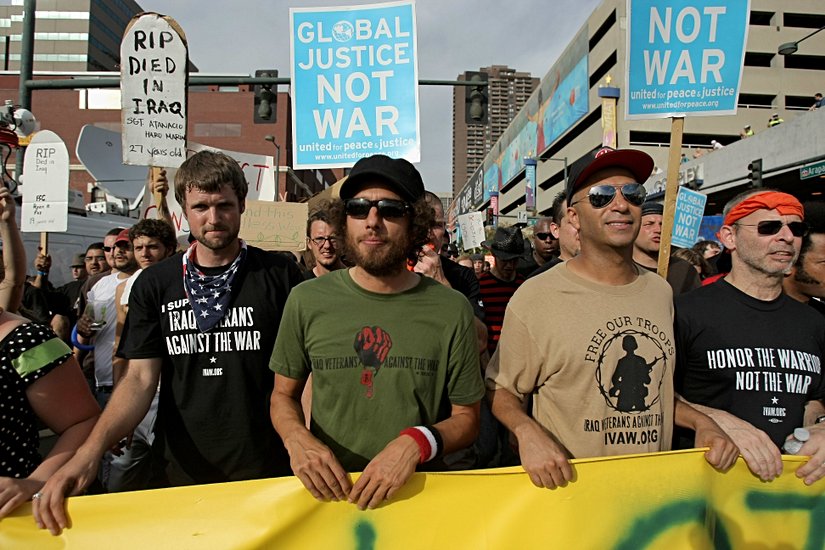 Rage Against the Machine grubu üyeleri 2008'de Denver'da Irak Savaşı'nı protesto ediyor
