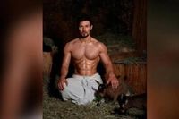 Дуров опубликовал поздравление с Пасхой и показал полуголое фото из сеновала с козлятами