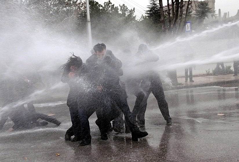 ODTÜ'de sıradan bir direniş günü... ODTÜ'nün direniş ve boyun eğmeme kültürünü "anarşiklik" olarak yorumlamak, ODTÜ geleneğini bilmemekten ve kısıtlı bir dünya görüşünden kaynaklanır. ODTÜ, karşısında muhalefet olmayan gücün en tehlikeli güç olduğunu en iyi bilen insanların yarattığı bir kültürdür. Mücadelesi de bununla ilgilidir. Ancak ODTÜ'deki çoğunluğun solcu ya da dinsiz olduğu yanılgısı, aşılması gereken bir hatadır. Azınlık ama kendi doğruları çerçevesinde çalışkan olan grupların sesi gür çıktığı için böyle bir algı oluşmaktadır.