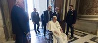 Video von Papst Franziskus im Unterhemd bringt Vatikan in Verlegenheit