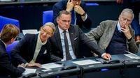 Bundesverfassungsschutz: Verfassungsschutz nennt AfD vorläufig nicht mehr rechtsextrem