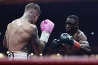 Bakary Samaké bat Roarke Knapp par K.-O. et conserve sa ceinture WBC-Silver des super-welters