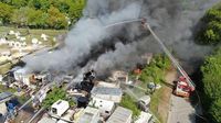Großfeuer in Burg: Riesige Rauchwolke über Dithmarschen - Zirkuswagen und Reifen in Flammen
