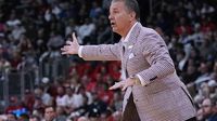 Sweet 16: Calipari guides Arkansas past Pitino, St. John's 75-66 for 16th trip to regional semifinal