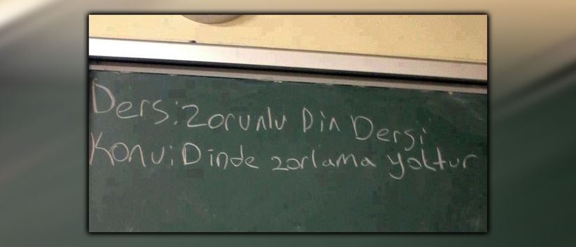 Zorunlu din derslerinin din ile çelişmesini anlatan bir görsel.
