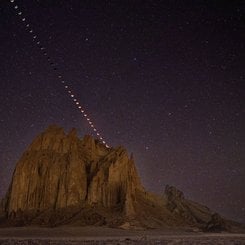 Tsé Bit'a'í Üzerinde Tam Ay Tutulması