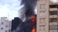 Espectacular incendio en un edificio en el barrio de Grapa de Castellón