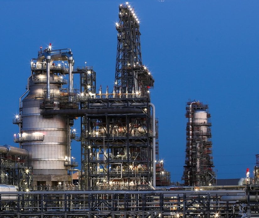 Bir vakum distilasyon kolonu (soldaki büyük yapı).