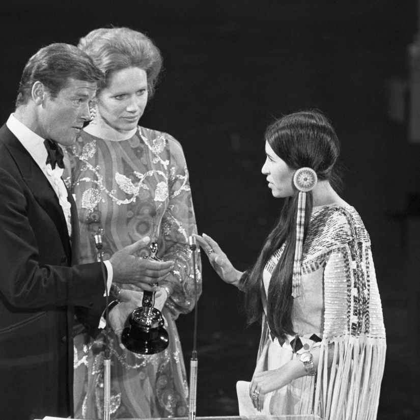 Sacheen Littlefeather, sunucuların uzattığı Oscar ödülünü reddediyor.