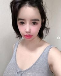 박봄, 필터 아니라는데..핑크빛 오버립으로 완성된 동안 미녀 : zum 뉴스