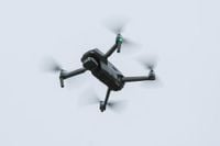 SHOT сообщил, что вертолет Ка-52 охотится на украинский БПЛА над Москвой