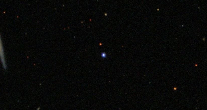 Sloan Digital Sky Survey Data Release 9 (DR9) tarafından görüntülenen TON-618’in kuasarı. Merkezdeki mavi nokta.