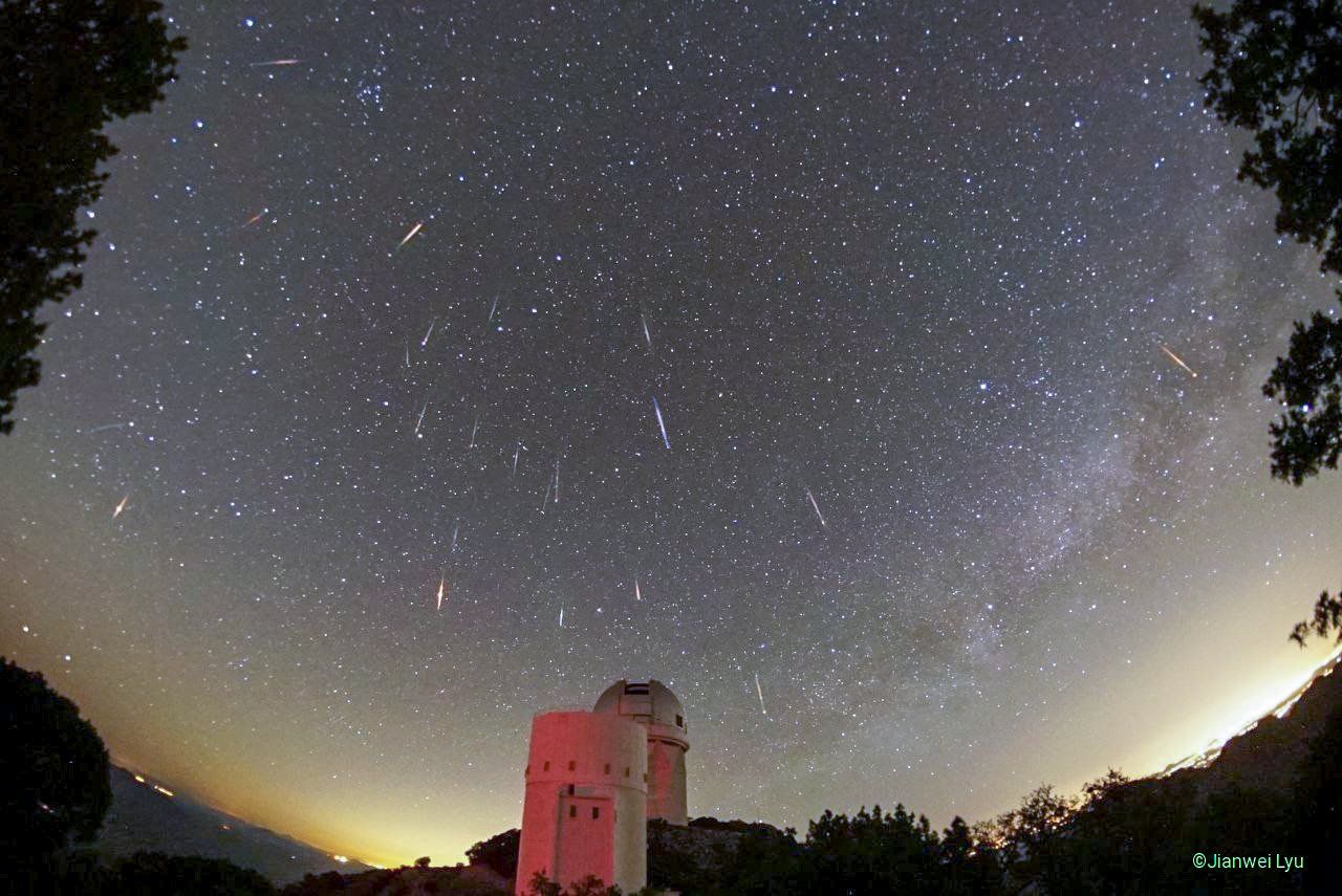  Tau Herculid Meteors over Kitt Peak Telescopes 