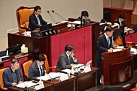 The Democratic Party of Korea held a meeting with the ruling party on the 5th, when next year's budg.. - MK