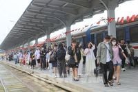 Hàng nghìn hành khách đi và đến Hải Phòng bằng tàu hỏa trong ngày 30/4