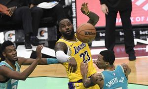 Lakers Extend Winning Streak With Narrow Victory Over Hornets