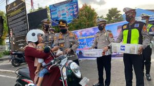 Police Spread Ramadan Joy Through Takjil Distribution