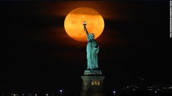 Hasat ayı, gökyüzünde yükselirken ürkütücü turuncu bir renkte parlayacak.