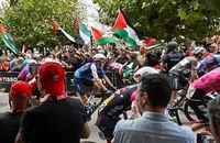 Spanish FM backs banning Israeli cyclists after anti-Israel protesters disrupt race