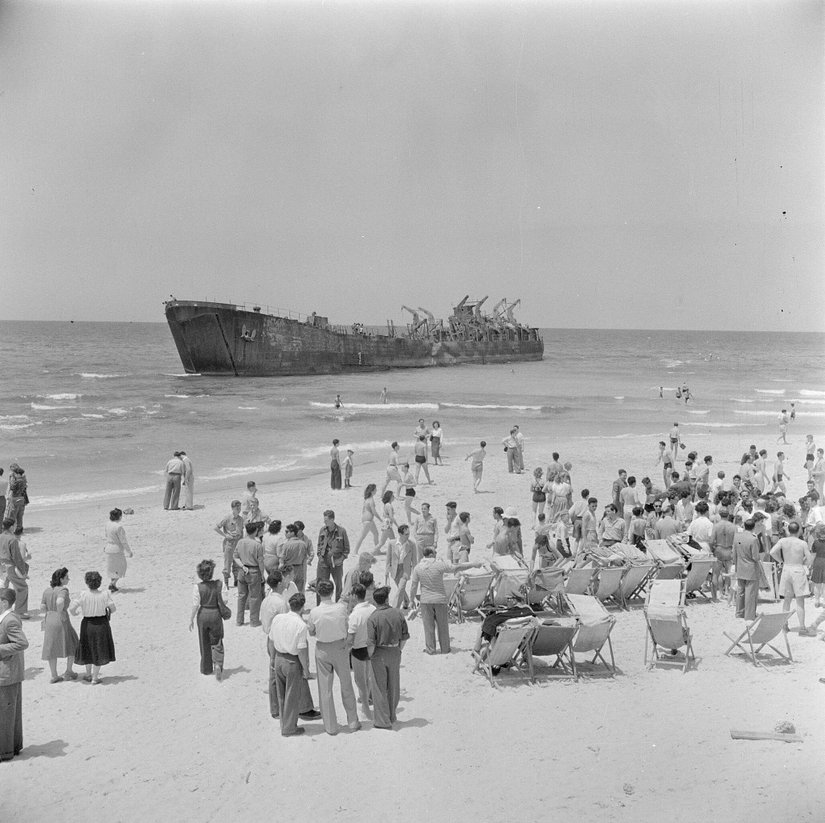 Altalena, Tel Aviv yakınlarında bombalandıktan sonra yanıyor