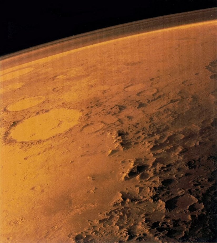 Bu fotoğrafta Mars'ın atmosferi ufuk çizgisinde görülebiliyor.