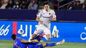 LA Galaxy Shake Up MLS Playoff Race With Dramatic Win Over FC Dallas