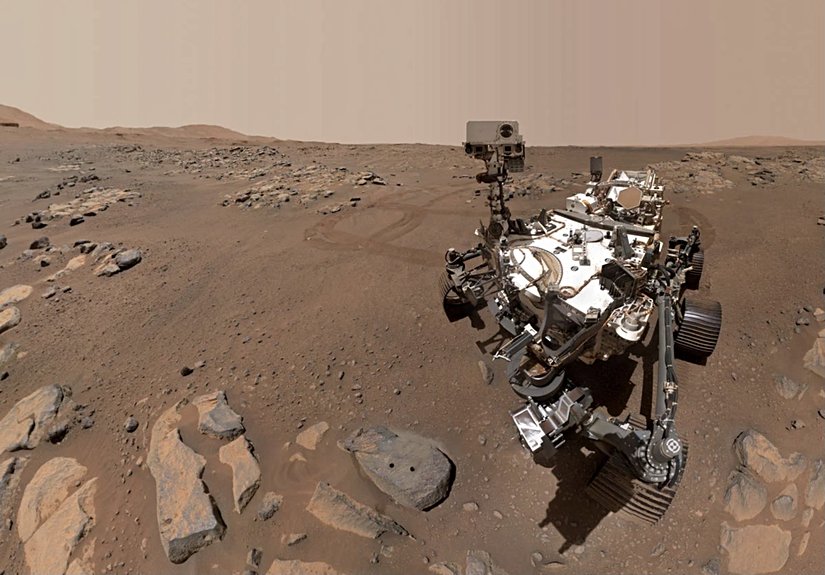 NASA’nın Mars’a gönderdiği Perseverance Rover’ından bir özçekim. Mars’tan Dünya’ya örnekler göndermek üzere gönderilmiş bu aracın çektiği bu fotoğraf Mars’ın şu an kurak, çorak ve yaşanmaz olduğunu gösteriyor.