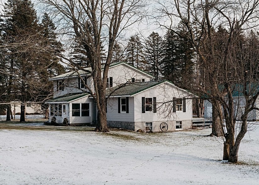 Jerry, eski marketinde, Evart'ın fabrika işçileri için 1 litrelik bira şişelerini buzlu göstermesi gibi, işinden kâr elde etmenin yeni yollarını hayal etmeyi severdi. İşle geçen bir günün ardından Marge'la birlikte gece yarısı dükkânı kapatır ve ormanın kıyısındaki evlerine giderlerdi.