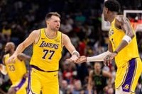 Bucks vs Lakers Predictions, Picks & Betting Trends (Jan. 9)
