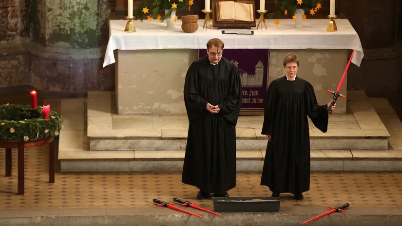 Berlin'de bir kilise ayini sırasında kullanılan Star Wars figürleri