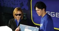 【MLB】ドジャース・佐々木朗希、YOSHIKIと談笑　「君が代」の楽譜に2人でサイン