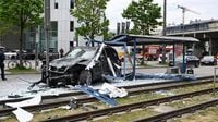 München: Auto fährt in Haltestelle – Rettungsdienst im Großeinsatz