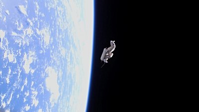Dünya Yörüngesindeki Boş Astronot Kıyafeti!