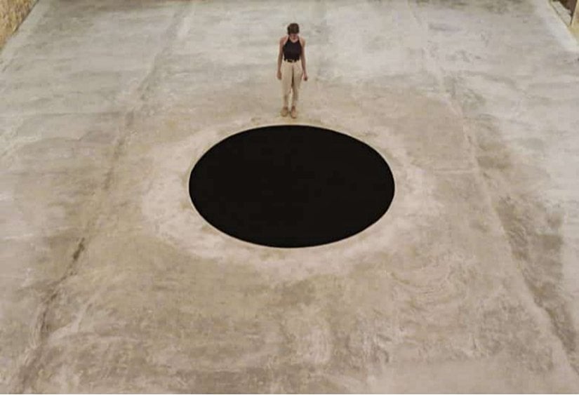 Bu eser, Anish Kapoor'un "Descent into Limbo" adlı çalışmasını oldukça etkili bir biçimde temsil ediyor. Eserin merkezinde, derin bir karanlık alan sunan dairesel bir boşluk yer alıyor. Vantablack gibi ışığı emen bir yüzey kullanıldığında, bu boşluk izleyicide derinlik hissini artırarak varoluşsal ve psikolojik sorgulamaları tetikler. Kapoor'un bu çalışması, izleyiciyi hem fiziksel hem de duygusal bir deneyime sürükleyerek sanatın algı ve gerçeklik üzerindeki etkisini sorgulatmaktadır.