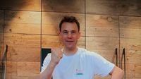 Bayern-Stars feiern feuchtfröhlich - Manuel Neuer feiert mit Pfanne am Herd