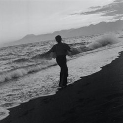 Düşünmek bazen beni boşluğa düşürüyor, düşünmemekte istemiyorum çünkü koyun gibi hissederim kendimi ne yapmalıyım?