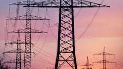 Şehirler arası yolculuk yaparken elektrik tellerinde gördüğümüz kırmızı beyaz topların işlevi nedir?