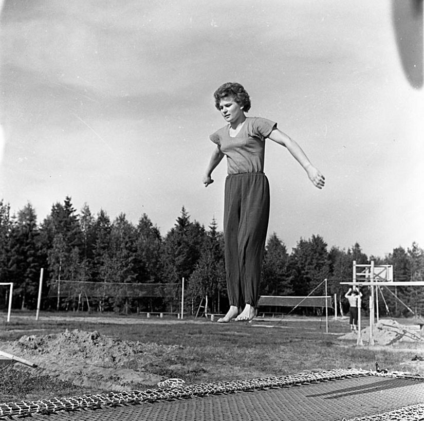 Valentina Tereşkova, trampolin üzerinde eğitimine devam ederken.